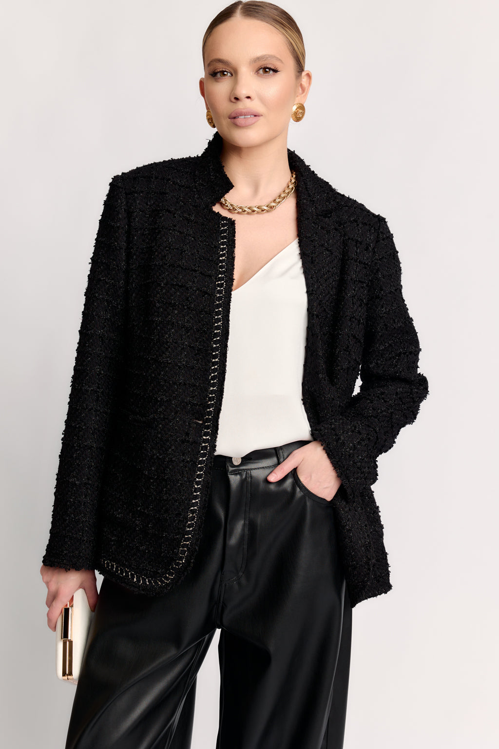 Jacket with an asymmetric lapel 